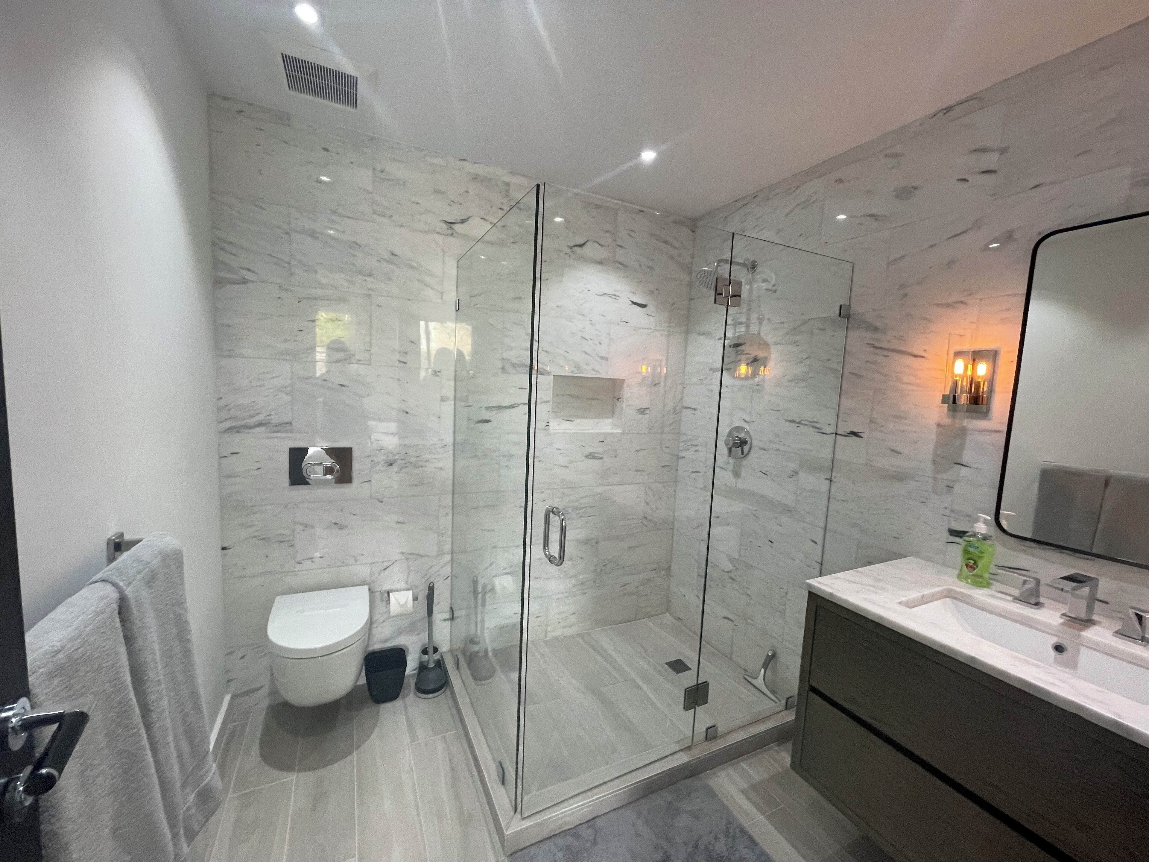 Dusche, Haartrockner, Handtücher, Seife