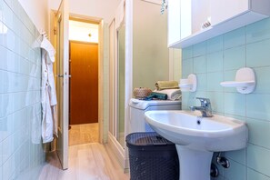 Dusche, Haartrockner, Bidet, Handtücher