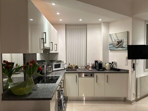 Kjøleskap, mikrobølgeovn, ovn og kokeplater