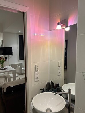 Haartrockner, Handtücher, Seife, Shampoo