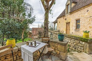 تناول الطعام بالخارج