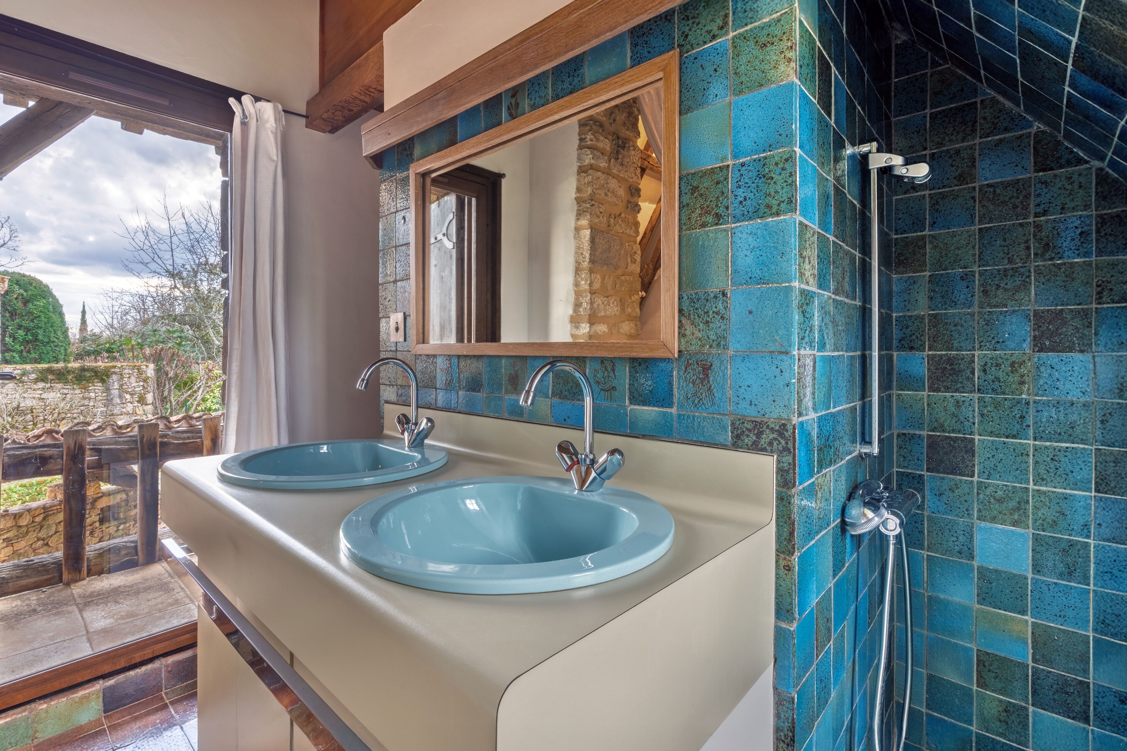 シャワー、ヘアドライヤー、タオル、石鹸