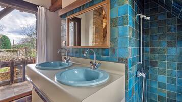 Een douche, een haardroger, handdoeken, zeep