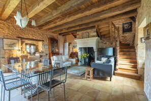 Télévision, cheminée, livres