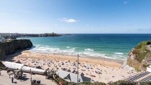 On the beach - At 1 Island Reach, you'll find yourself just steps away from pristine beaches (Newquay)