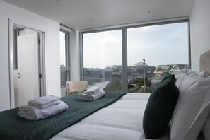 4 bedrooms, iron/ironing board, WiFi, bed sheets - At 1 Island Reach, you'll find yourself just steps away from pristine beaches (Newquay)