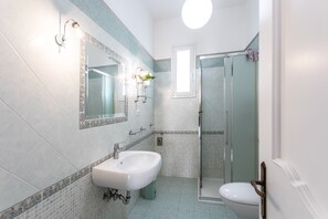 Douche, sèche-cheveux, bidet, serviettes fournies