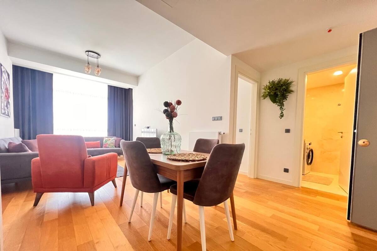 Un salon moderne comprenant un coin repas, un canapé et une table basse.