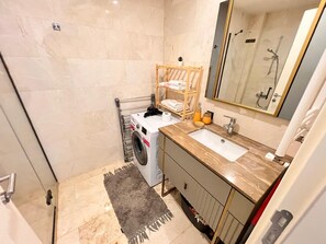 Shower, hair dryer, towels, soap - G Tower Residence Apartment Rentals (Istanbul)
