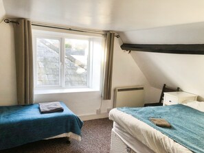 4 bedrooms, iron/ironing board, WiFi, bed sheets