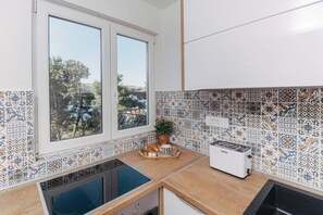 Køleskab, mikrobølgeovn, ovn, kogeplade
