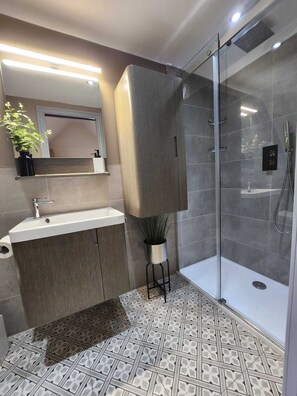 Dusche, Haartrockner, Handtücher, Seife