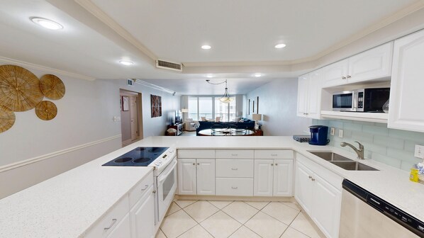 Refrigerador, microondas, horno y parrilla de estufa 