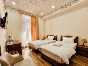 Habitación estándar con 1 cama doble o 2 individuales, vistas al patio | Caja fuerte, escritorio, espacio para trabajar con un portátil