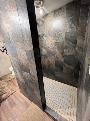 Dusche, Haartrockner, HandtĂŒcher, Toilettenpapier