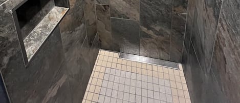 Douche, sĂšche-cheveux, serviettes fournies, papier toilette