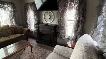 Una Smart TV, una chimenea