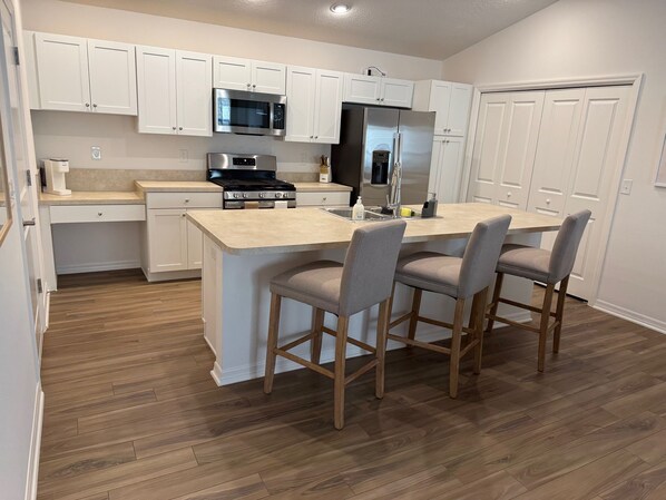 冷蔵庫、電子レンジ、オーブン、コンロ