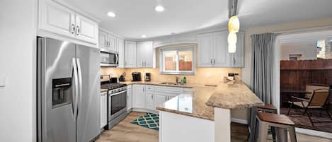 Réfrigérateur, micro-ondes, four, plaque de cuisson