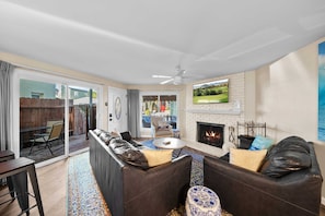 TV, fireplace, offices - Ruby Villa A - Stay for 6! (Newport Beach)
