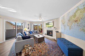 テレビ、暖炉、書斎 / ワークスペース