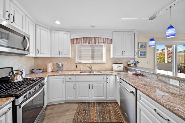 冷蔵庫、電子レンジ、オーブン、コンロ