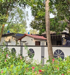 Vista frontal de la propiedad