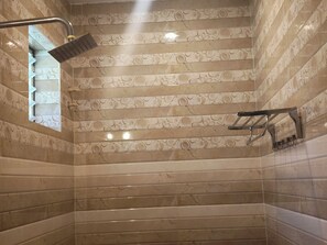 Deluxe tweepersoonskamer, 1 queensize bed | Badkamer | Een douche, een regendouche, gratis toiletartikelen, handdoeken