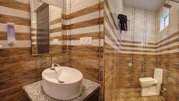 Deluxe Double Room, 1 Queen Bed | Bathroom | Shower, rainfall showerhead, free toiletries, towels