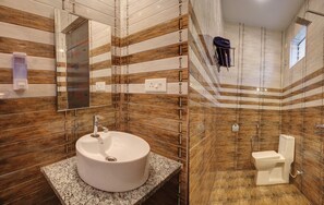 Deluxe Double Room, 1 Queen Bed | Bathroom | Shower, rainfall showerhead, free toiletries, towels - Shellys Hideout Inn (Calangute)