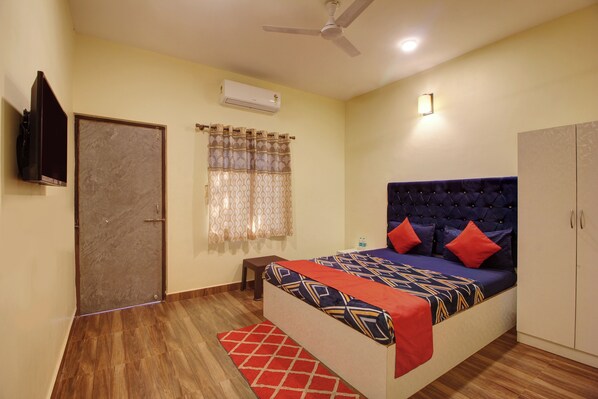 Deluxe Double Room, 1 Queen Bed | Premium bedding, pillow-top beds, rollaway beds, free WiFi - Shellys Hideout Inn (Calangute)