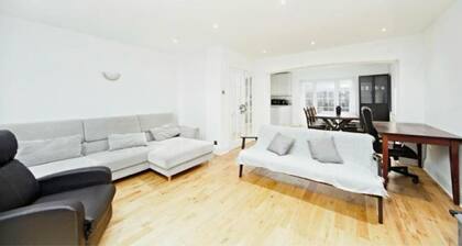 Spacious 5 Bedrooms Family Detached House in Purley 23 min to Central London