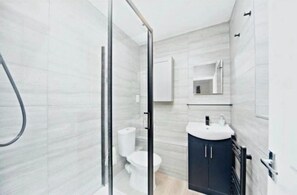 SĂšche-cheveux, serviettes fournies, savon, papier toilette