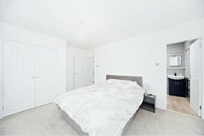 5 Schlafzimmer, Bügeleisen/Bügelbrett, Reisekinderbett, kostenloses WLAN