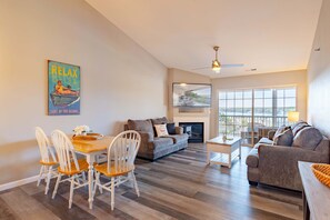 Télévision, cheminée, espaces bureaux