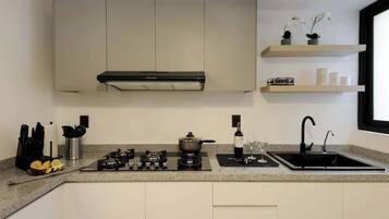 Oven, stovetop, coffee/tea maker, cookware/dishes/utensils