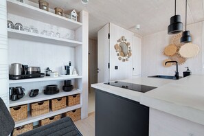 Refrigerador, cafetera/tetera, tostadora, utensilios de cocina