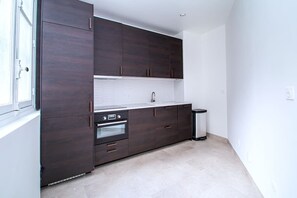 Een koelkast, een oven, een kookplaat, een vaatwasser