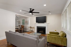 Televisor intel·ligent i llibres 