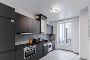 Fridge, oven, stovetop, dishwasher - Elegant 3-bedroom apartment - Paris 11ème (Paris)
