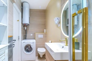 Douche, sèche-cheveux, shampoing