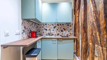 Réfrigérateur, plaque de cuisson, cafetière/bouilloire