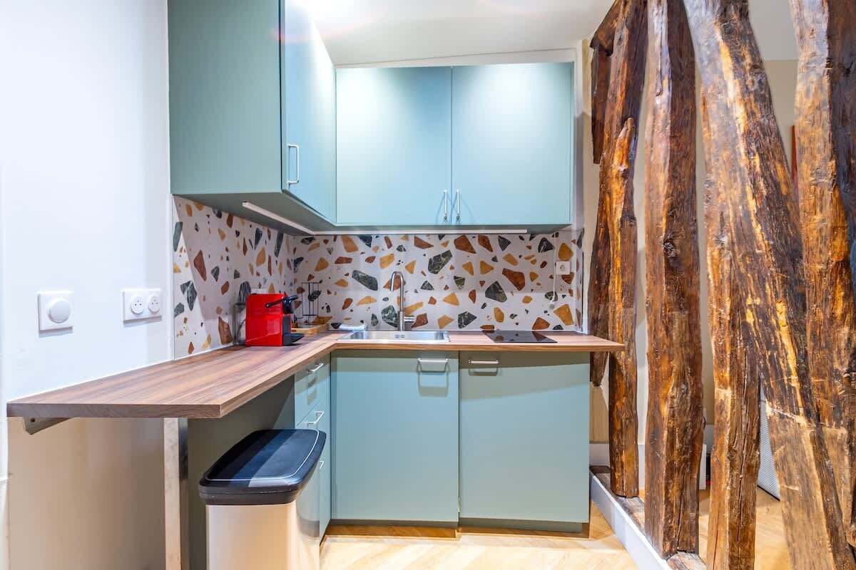 Réfrigérateur, plaque de cuisson, cafetière/bouilloire