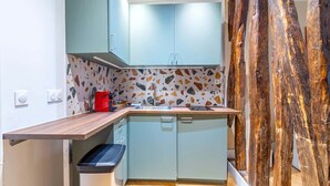 Wasserkocher mit Kaffee-/Teezubehör, Kühlschrank, Mikrowelle, Herdplatte