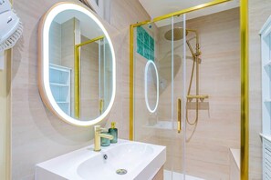 Douche, sèche-cheveux