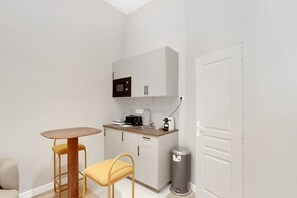 Een koelkast, een microgolfoven, een koffiezetapparaat/waterkoker