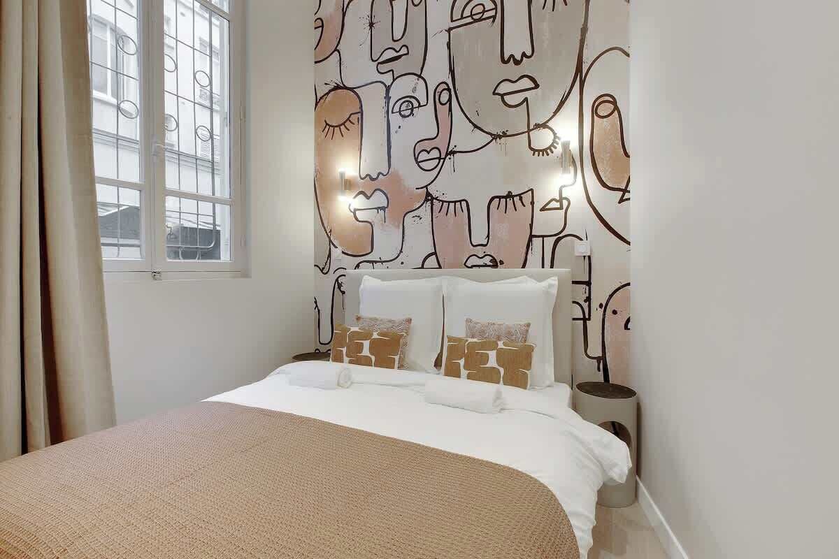 Een strijkplank/strijkijzer, wifi, beddengoed