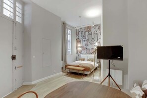 Een strijkplank/strijkijzer, wifi, beddengoed