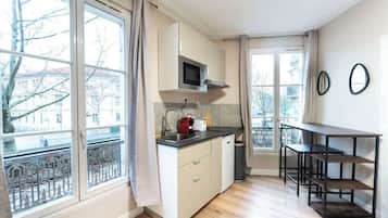 Réfrigérateur, micro-ondes, plaque de cuisson, cafetière/bouilloire