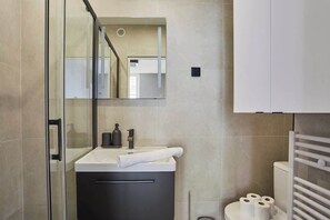 Een douche, een haardroger, handdoeken